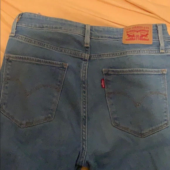 Levi’s Ripped High Rise - Picture 4 of 4